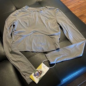 In my feels solid thumb hole cropped sports top.